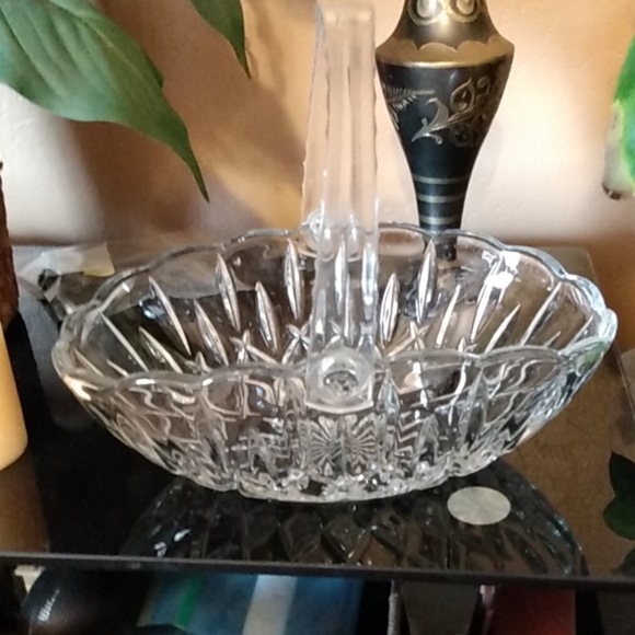 Vintage clear glass basket with lucite handle - Picture 3 of 7
